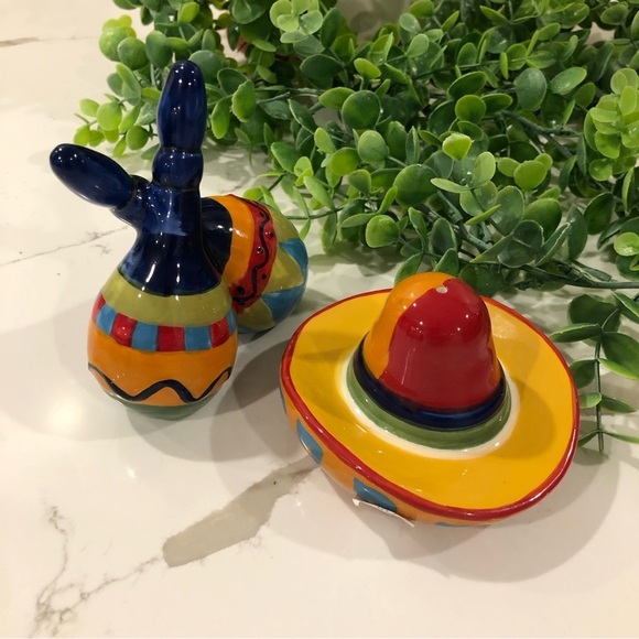 Mexican style salt, and pepper shakers Multi colour NWOT sombrero  and maracas - Picture 1 of 8